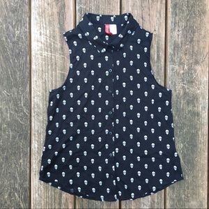 Skull Print Sleeveless Button-down